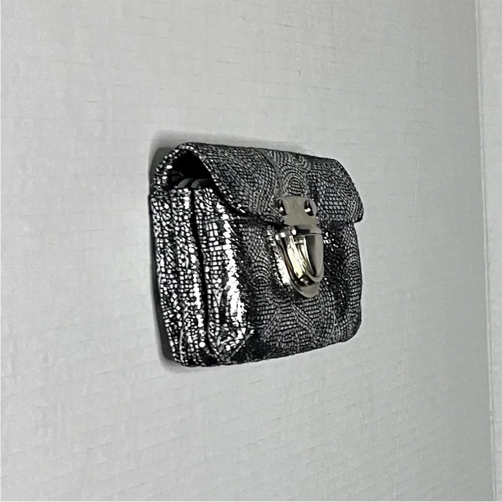Lulu’s Metallic Wallet - Picture 6 of 13